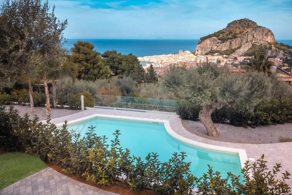 Come scegliere una villa a Cefalù: piscina privata, spazi e posizione