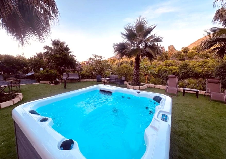 Soggiorno a Cefalù: giardino, idromassaggio e tempo per visitare il borgo