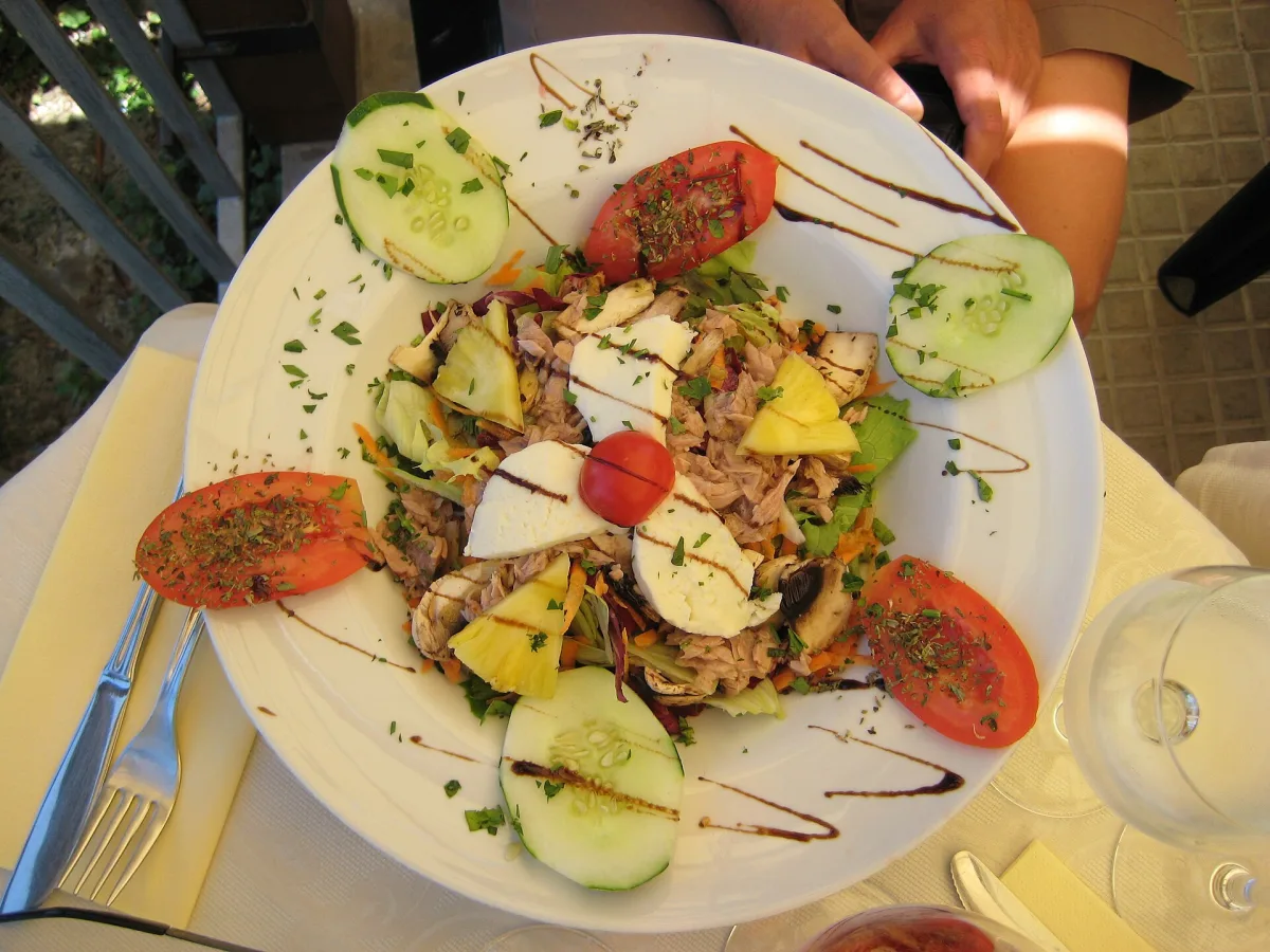 Passeggiata enogastronomica a Cefalù: Corso Ruggero tra sapori unici