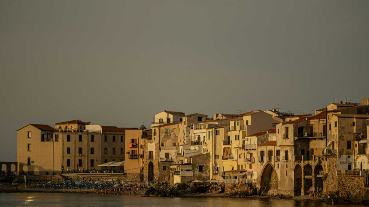 Cefalù al tramonto: passeggiata romantica tra lungomare e porto