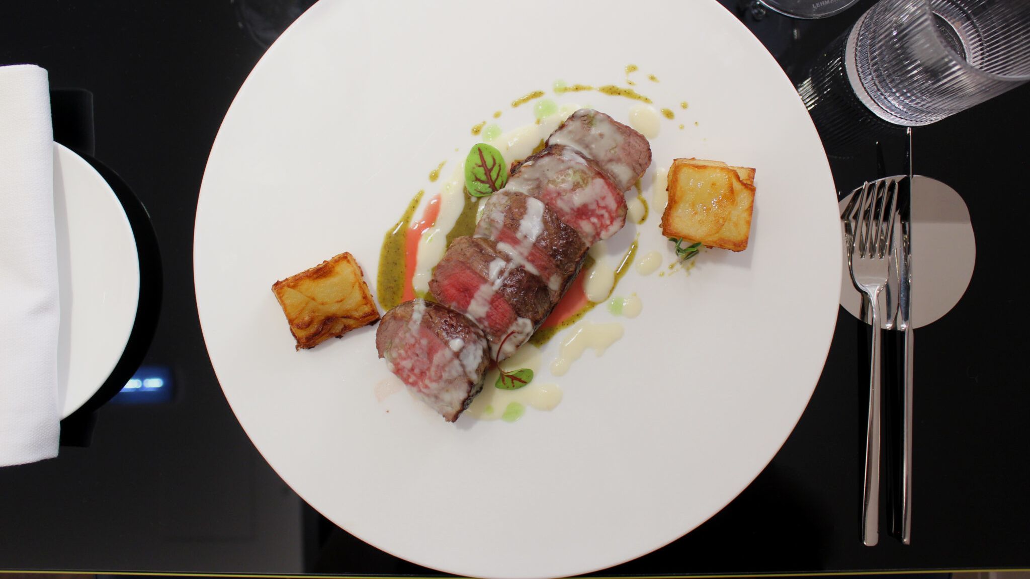 Piatti moderni e colorati serviti in un bistrot elegante