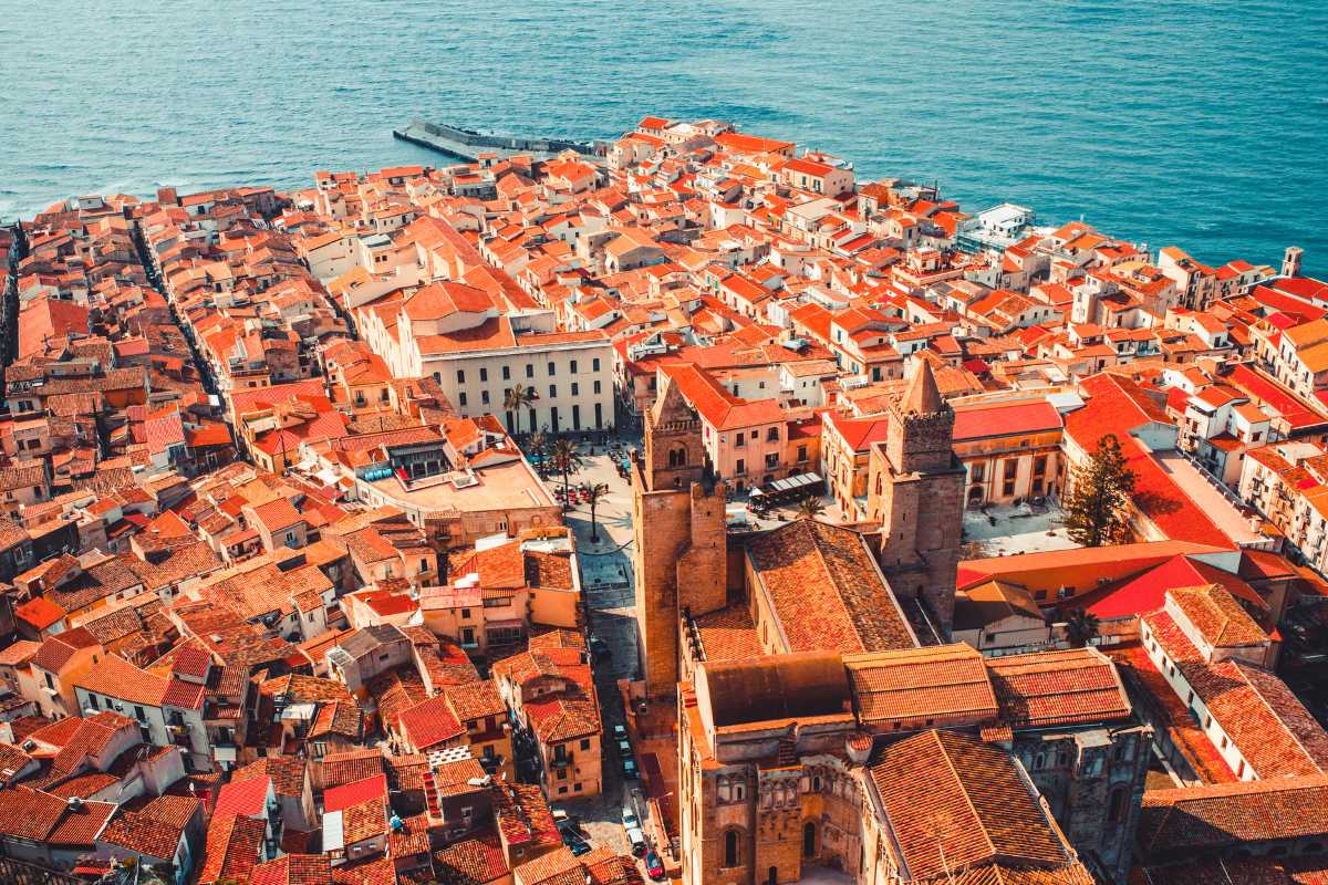 Scorcio di Castelbuono: centro storico con castello, vicoli in pietra, atmosfera siciliana autentica, persone che passeggiano